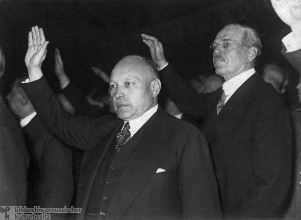 Deutsche Industrielle grüssen die Fahnen bei einer Kundgebung der deutschen Wirtschaft in Berlin (7. November 1933)